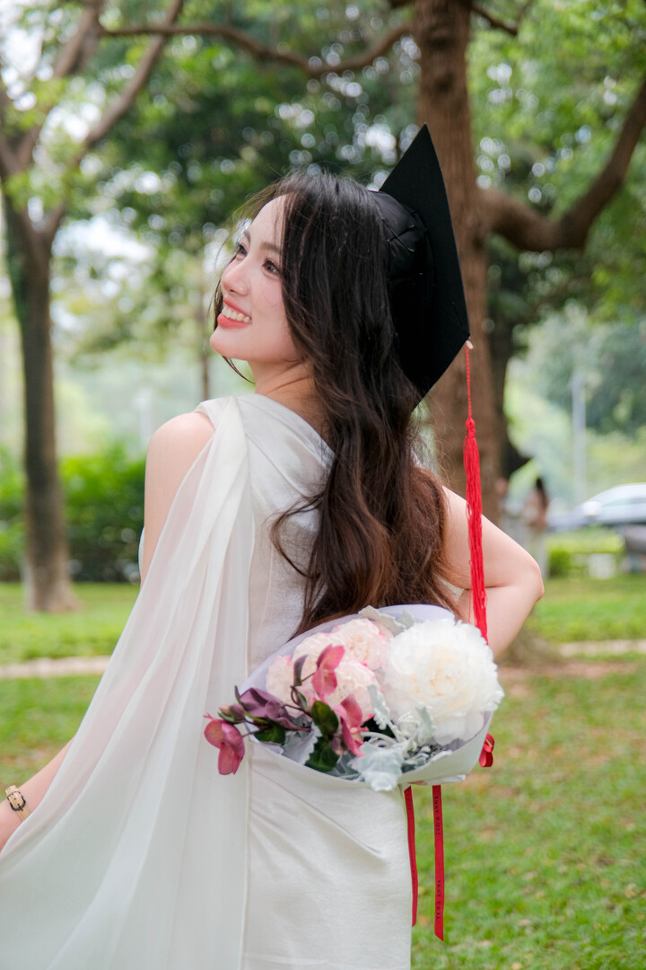 Trước đó, Thu Hương từng thực tập marketing tại Tổng công ty CP Bưu chính Viettel (Viettel Post), tham gia xây dựng kênh truyền thông TikTok của doanh nghiệp với hơn 260.000 người theo dõi, thu hút hàng triệu lượt xem.