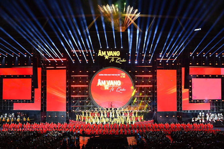 Tối 28/4, chương trình nghệ thuật chính luận đặc biệt "Âm vang Tổ quốc" diễn ra tại Sân vận động Quốc gia Mỹ Đình, thu hút khoảng 40.000 khán giả.