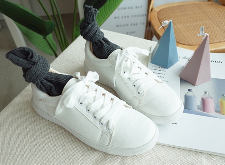 Bỏ than vào những chiếc tất cũ rồi để vào trong giày để khử mùi.