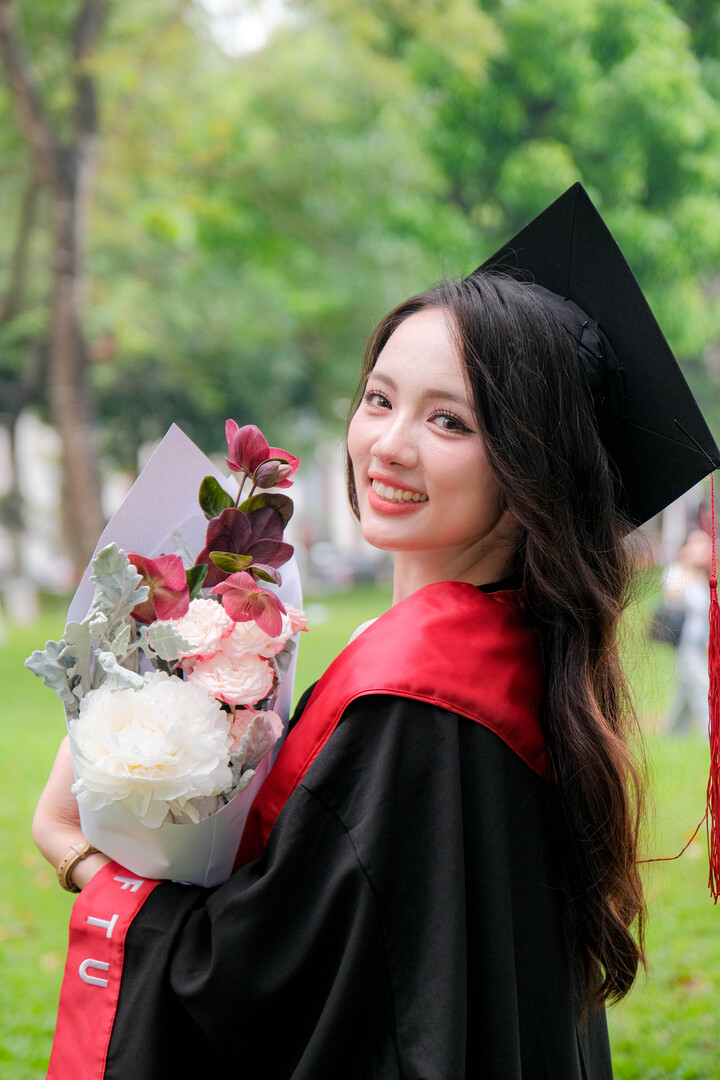 Vừa tốt nghiệp loại Xuất sắc Trường Đại học Ngoại thương tháng 4/202với GPA 3.96/4.00, nữ sinh Nguyễn Thị Thu Hương (sinh năm 2004 tại Thái Nguyên), sinh viên ngành Quản trị kinh doanh quốc tế - gây chú ý khi sở hữu bảng thành tích học tập nổi bật cùng nhiều trải nghiệm thực tế trong lĩnh vực marketing và sáng tạo nội dung. (Ảnh: NVCC)