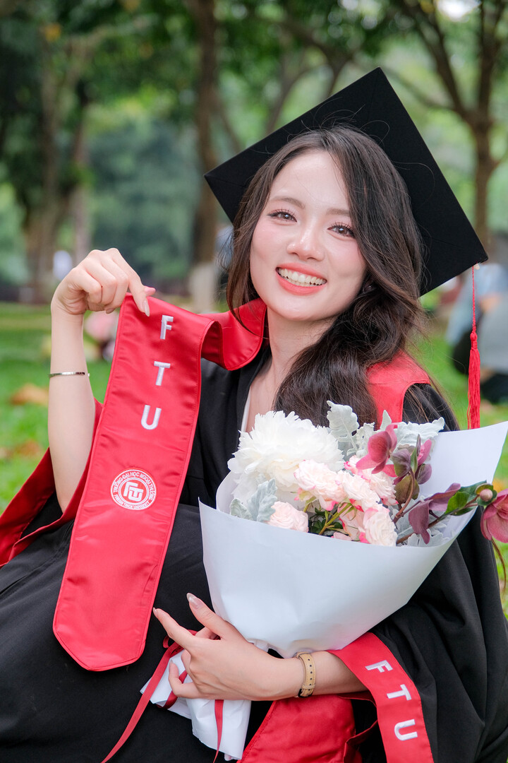 Trong thời gian học tại trường giai đoạn 2022–2026, Thu Hương giữ vai trò lớp trưởng lớp K61– Anh 3 – QTKD, đồng thời nhận học bổng khuyến khích học tập của Trường Đại học Ngoại thương trong 6 kỳ liên tiếp. Năm học 2024–2025, cô đạt danh hiệu Sinh viên 5 tốt cấp trường và lọt Top 5 cuộc thi Affiliate Marketing Fizz-Up Challenge 2025 do Câu lạc bộ Ecom FTU tổ chức.