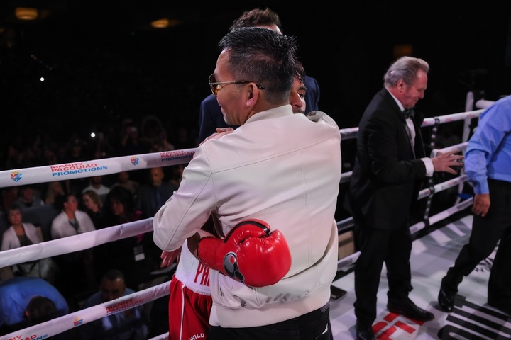 Huyền thoại boxing của Philippines ôm lấy con trai sau trận đấu