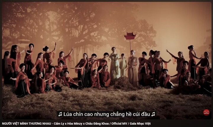 Câu hát "lúa chín cao nhưng chẳng hề cúi đầu" gây tranh cãi dữ dội.