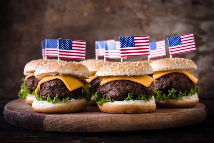 Người Mỹ yêu thích món ăn làm từ lúa mỳ như hamburger. (Ảnh: Sizzle)