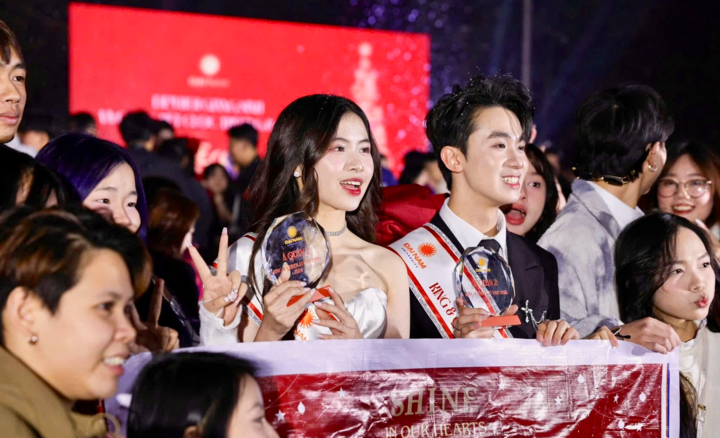 Trên sân khấu, điều Huyền mang theo không chỉ là hình ảnh, mà là sự tự tin được xây dựng qua nhiều lần thử – sai – điều chỉnh.