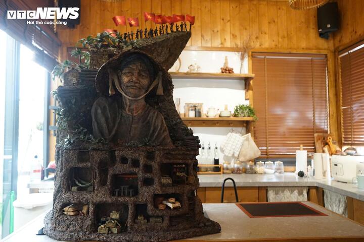 Hướng đến kỷ niệm 51 năm Ngày Giải phóng miền Nam, thống nhất đất nước (30/4/1975 - 30/4/2026), Thiên Ân thực hiện tác phẩm mang tên “Khuyết”, thuộc dự án bánh nghệ thuật Việt Nam tinh hoa.