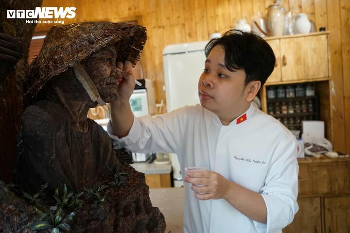 Với riêng gương mặt người mẹ, anh không chỉ chú trọng độ chân thực về đường nét mà còn cố gắng thể hiện được chiều sâu tâm trạng, như nỗi chờ đợi, mất mát và hy vọng được dồn nén qua năm tháng.