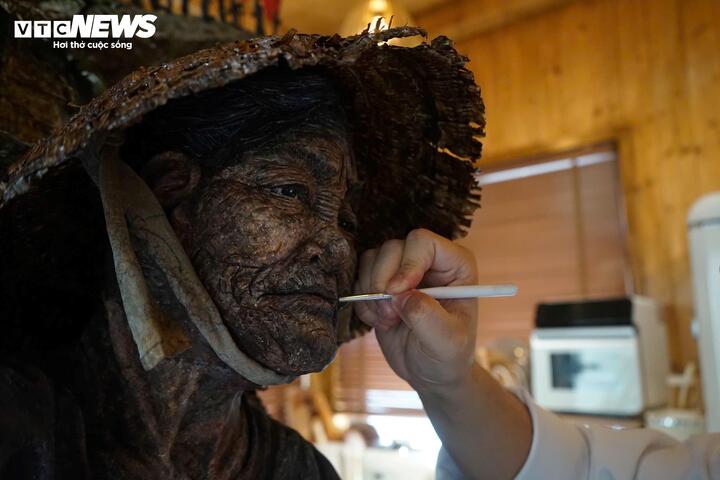 Quá trình chế tác được thực hiện theo nhiều lớp.