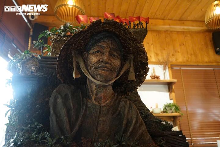 "Điểm nhấn cảm xúc của “Khuyết” nằm ở tạo hình khuôn mặt người mẹ. Nếu nhiều người cho rằng phần khó nhất là những chi tiết thu nhỏ trong “lòng địa đạo”, Thiên Ân cho biết thử thách thực sự là làm sao để tác phẩm chạm tới người xem ngay từ ánh nhìn đầu tiên.