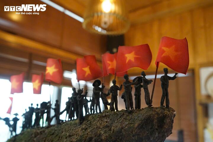 Mỗi công đoạn đều được tính toán để tác phẩm không chỉ đạt độ chính xác về tạo hình mà còn giữ được mạch cảm xúc xuyên suốt.