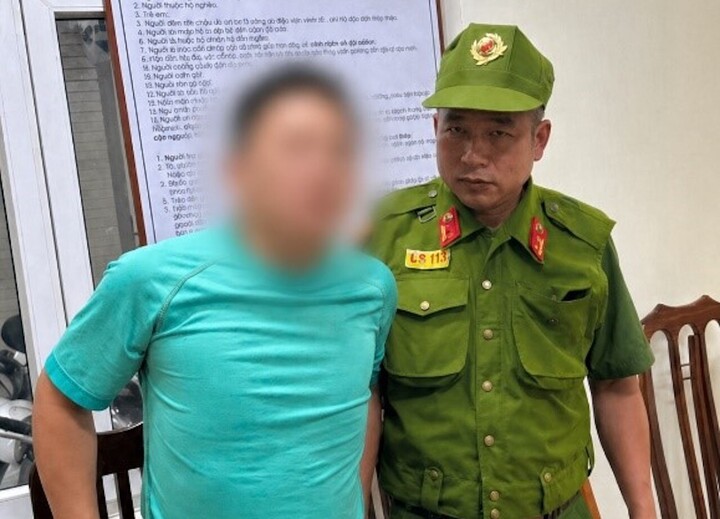 Người chồng bạo hành vợ bị đưa về trụ sở công an phường Bạch Mai.