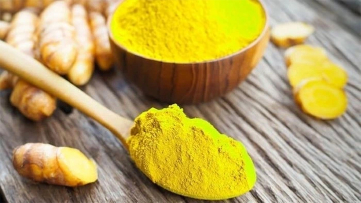 Tinh bột nghệ được nhiều người sử dụng để làm đẹp da, nhưng không phải ai cũng biết cách uống đúng để đạt hiệu quả