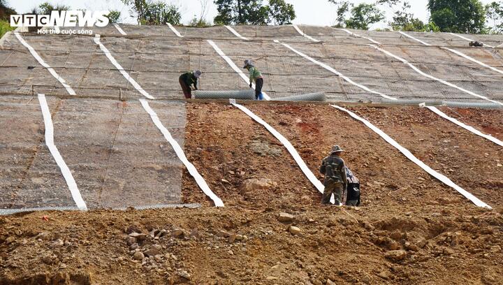 Các công nhân làm việc theo ca kíp, tập trung hoàn thiện các hạng mục nền đường và gia cố taluy.