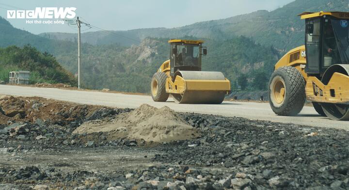 Với tinh thần "vượt nắng, thắng mưa", các nhà thầu huy động máy xúc, xe ben, xe lu hoạt động liên tục theo phương thức “cuốn chiếu”, tranh thủ thời tiết thuận lợi để đẩy nhanh tiến độ.