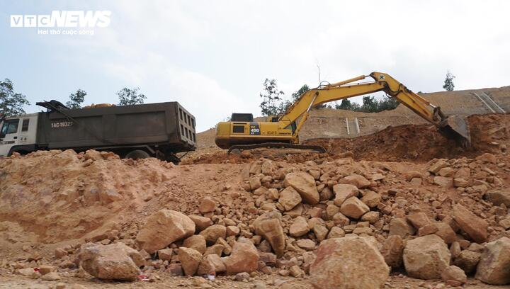 Đoạn tuyến từ Km1+700 đến Km2+220 thuộc dự án là vị trí có khối lượng thi công đào đắp nền đường lớn nhất (chiếm khoảng 85% khối lượng đào đất đá của cả dự án). Nhà thầu thi công phải huy động thêm máy móc để đảm bảo thi công khối lượng đào còn lại hơn 1 triệu m³, hoàn thành hạ dốc đưa nền mặt đường xuống cốt thiết kế.