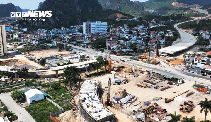 Hạng mục cầu vượt nút giao Quốc lộ 18 đã hoàn thành đúc sẵn dầm chữ I và super-T; thi công cọc khoan nhồi, mố, trụ cầu, đồng thời đang tổ chức lắp dầm và thi công bản mặt cầu nhánh.