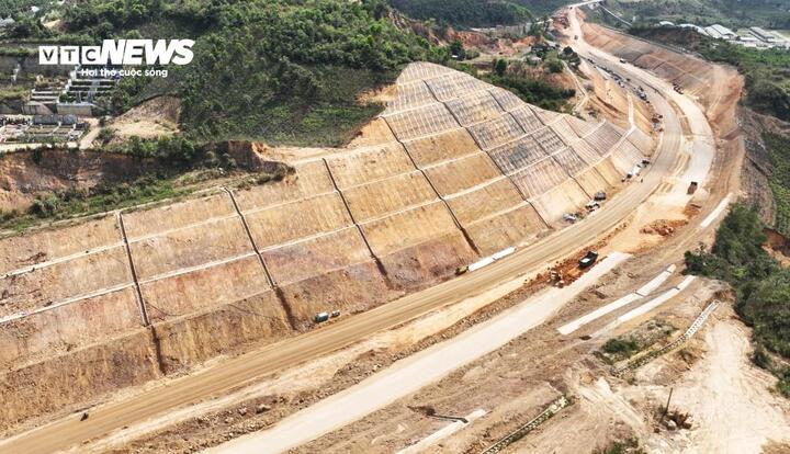 Dự án nâng cấp, cải tạo đoạn tuyến Quốc lộ 279, tỉnh Quảng Ninh được triển khai từ tháng 5/2024 với tổng mức đầu tư hơn 1.840 tỷ đồng. Tuyến đường có chiều dài 8,6km, được thiết kế theo tiêu chuẩn đường cấp III đồng bằng, quy mô 6 làn xe, nền đường rộng 33m, tốc độ tối đa 80km/h.