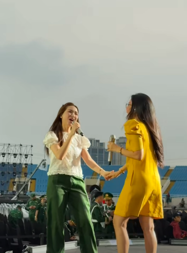 Hình ảnh ca sĩ Hoà Minzy và ca sĩ Cẩm Ly tổng duyệt chương trình "Âm vang Tổ quốc".