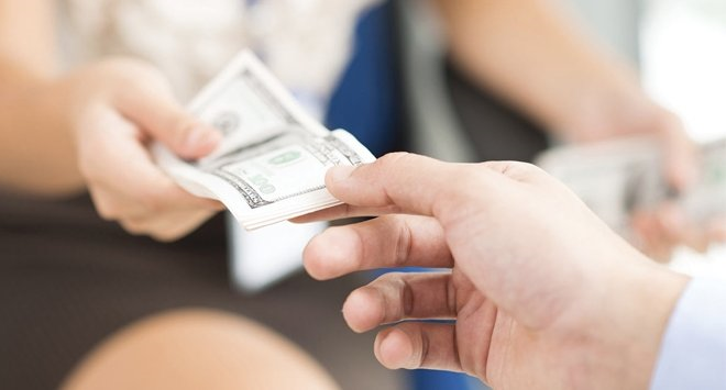 Nếu người vay đã kết hôn, phải yêu cầu cả hai vợ chồng cùng ký vào giấy vay nợ để xác định đây là nợ chung của vợ chồng. (Ảnh minh họa).