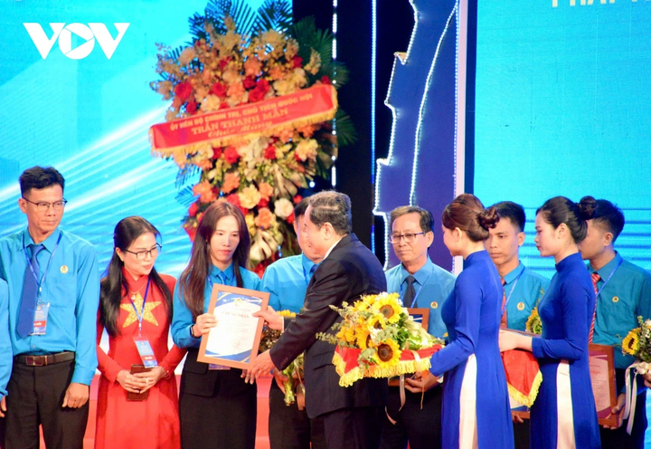 Chủ tịch Quốc hội tuyên dương Chủ tịch công đoàn cơ sở xuất sắc tiêu biểu.