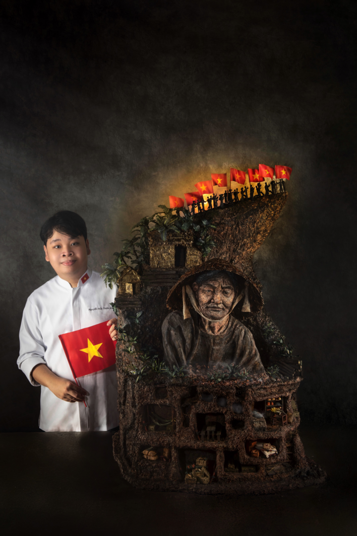 Từ một gian bếp nhỏ, Nguyễn Hữu Thiên Ân chọn đưa nghề làm bánh vượt khỏi giới hạn của ẩm thực đơn thuần. Với anh, bánh không chỉ để thưởng thức mà còn có thể trở thành chất liệu kể chuyện, nơi lịch sử, văn hóa và cảm xúc được chuyển tải qua hình khối, màu sắc.