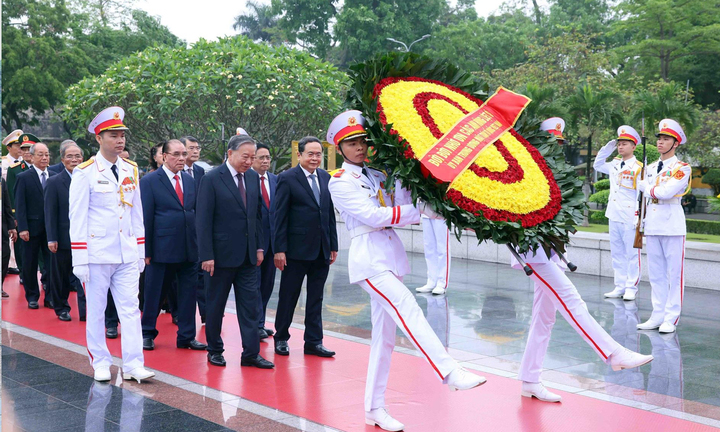 Đoàn đại biểu lãnh đạo, nguyên lãnh đạo Đảng, Nhà nước đến đặt vòng hoa tại Đài tưởng niệm các Anh hùng liệt sĩ.