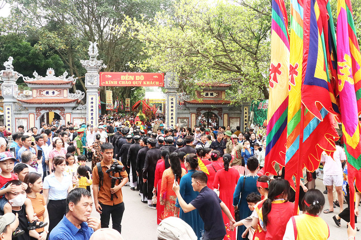 Lễ hội Đền Đô luôn thu hút hàng vạn du khách.