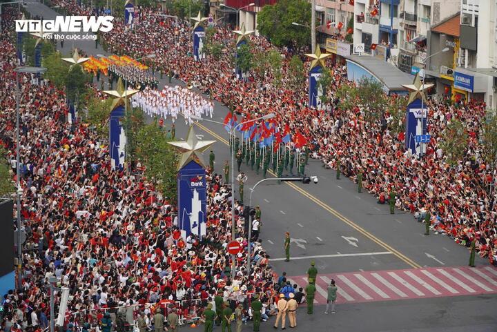 Lễ diễu binh, diễu hành kỷ niệm 50 năm Ngày Giải phóng miền Nam, thống nhất đất nước tại TP.HCM, sáng 30/4/2025.