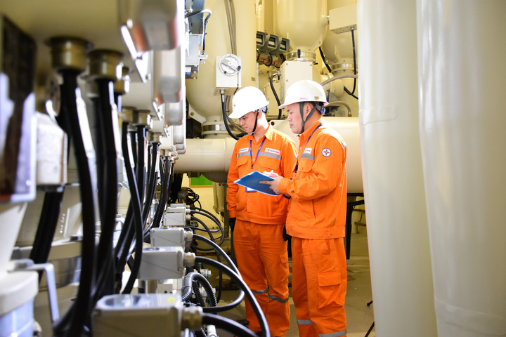 Kiểm tra tình trạng vận hành trạm GIS tại trạm biến áp 110kV Tây Hồ.