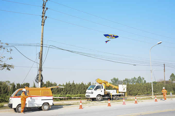 Xử lý tình trạng vi phạm an toàn hành lang lưới điện do thả diều trên địa bàn.