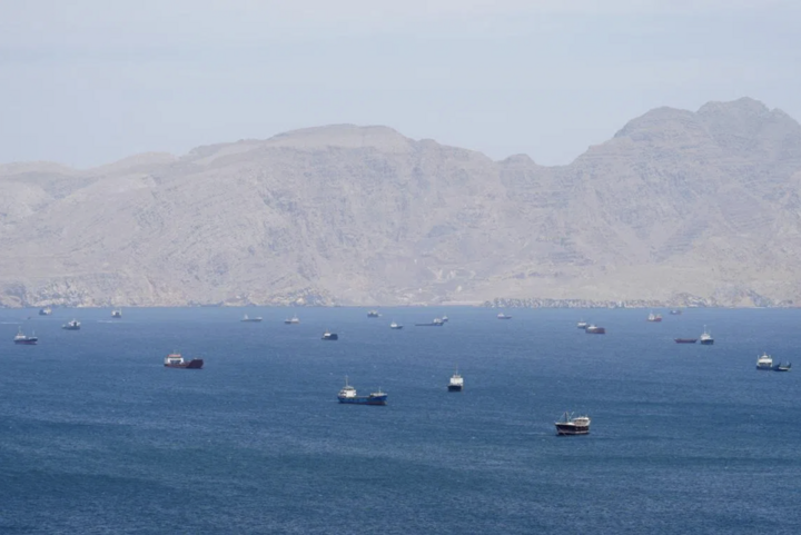 Tàu thuyền trên eo biển Hormuz ngày 27/4. (Ảnh: Reuters)