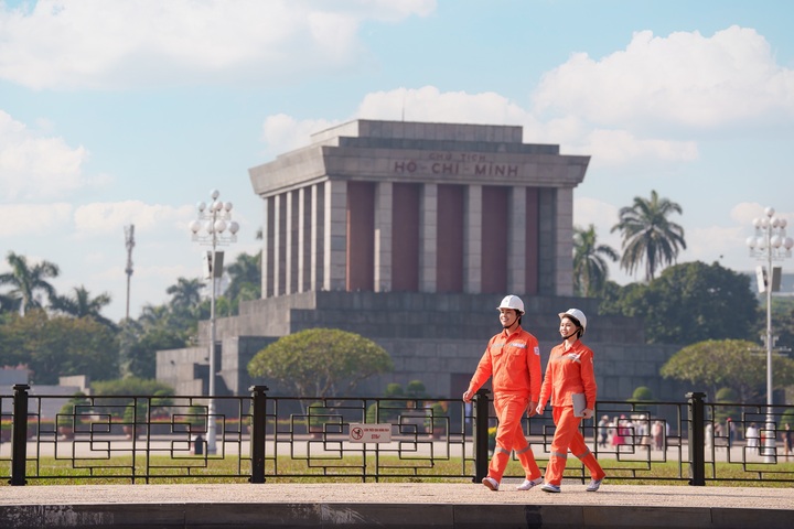 Rà soát hành lang lưới điện tại Quảng trường Ba Đình.