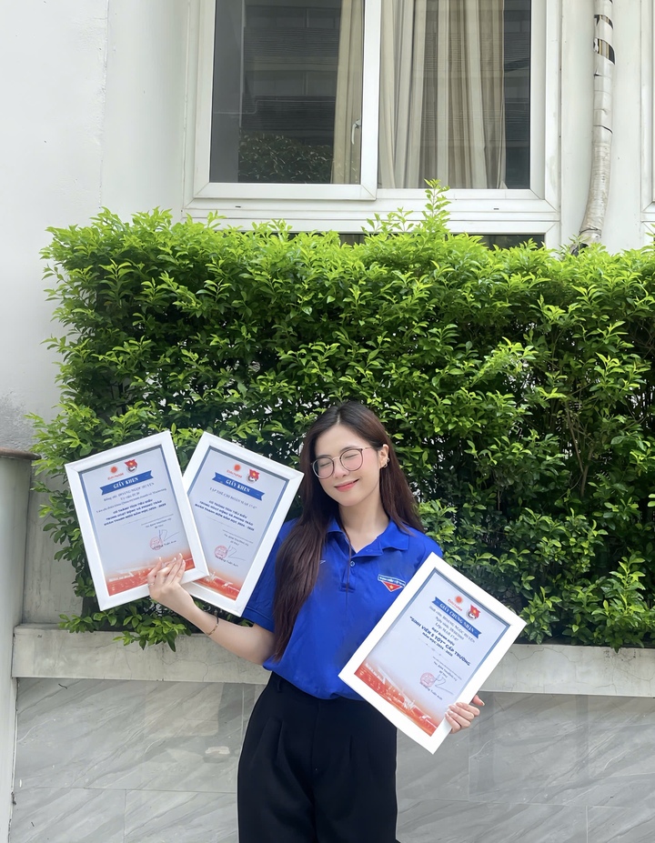 Ở khía cạnh chuyên môn, Huyền tham gia nghiên cứu khoa học, đạt giải Nhì cấp khoa và giải Nhất cấp trường. Quá trình này, theo cô, giúp thay đổi cách nhìn về ngành Marketing – không chỉ là sáng tạo mà còn là tư duy hệ thống và khả năng phân tích.