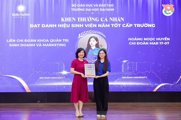 Cô đạt danh hiệu Sinh viên năm tốt cấp trường.