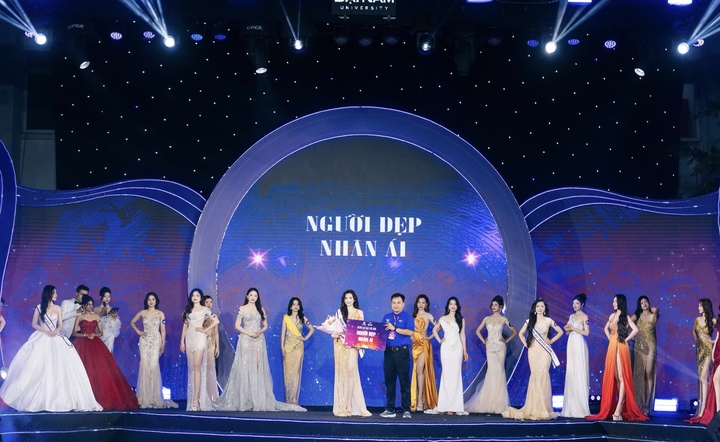 Ngọc Huyền đạt giải phụ Người đẹp Nhân ái.