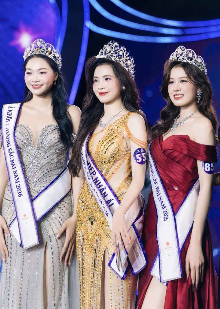 Hoa khôi Hoàng Ngọc Huyền cùng Á khôi 1 và Á khôi 2.