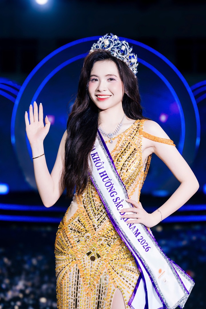 Khoảnh khắc được xướng tên ở ngôi vị cao nhất cuộc thi "Hoa khôi Hương sắc Đại Nam 2026" diễn ra hôm 22/4 vừa qua, Hoàng Ngọc Huyền không nghĩ đến chiến thắng, mà là sự biết ơn. Nữ sinh nhớ đến gia đình, thầy cô và bạn bè – những người âm thầm đồng hành phía sau suốt hành trình nhiều áp lực.