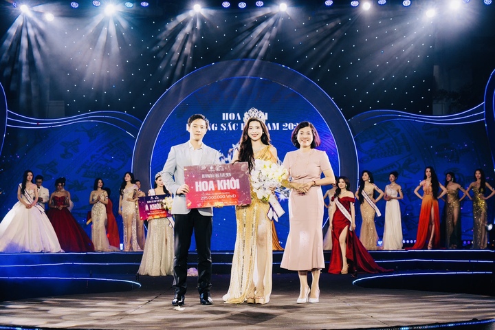 Không dừng lại ở việc “tham gia cho biết”, Huyền liên tục đặt mình vào những vị trí đòi hỏi trách nhiệm cao hơn: từ lớp trưởng, Phó Bí thư Liên chi Đoàn đến Phó Chủ nhiệm CLB Marketing và Kỹ năng mềm.