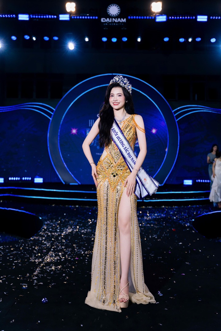 “Có lúc em căng thẳng, thậm chí hoài nghi bản thân vì sợ mình chưa đủ tốt. Tuy nhiên chính những khoảnh khắc đó giúp em học cách bình tĩnh và tin vào bản thân nhiều hơn”, Huyền chia sẻ. Với cô, danh hiệu không chỉ là kết quả của một đêm thi, mà là dấu mốc của hành trình không bỏ cuộc.