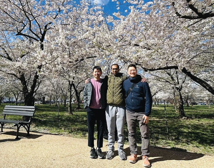 Hữu Đà (bên trái) cùng các bạn ở Washington DC, Mỹ.