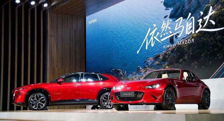 Mẫu CX-6e và MX-5 roadster.