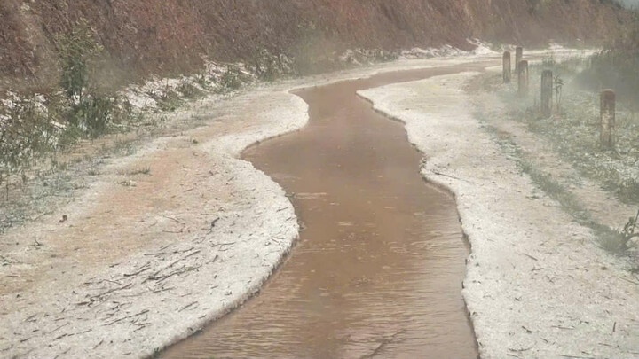 Mưa đá trút xuống xã Pú Nhi với mật độ dày. (Ảnh: DL)