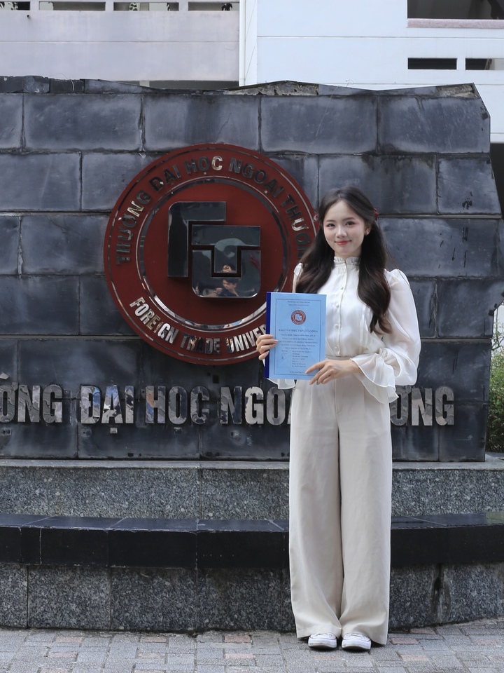 Trước khi trở thành sinh viên Ngoại thương, Thu Hương từng học tại Trường THPT Lương Phú (Thái Nguyên) với điểm trung bình 9,7/10.