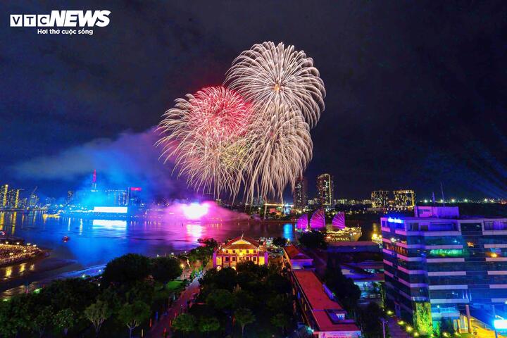 TP.HCM tổ chức bắn pháo hoa tại 8 điểm dịp kỷ niệm 51 năm Ngày Giải phóng miền Nam - Thống nhất đất nước (30/4/1975 - 30/4/2026).