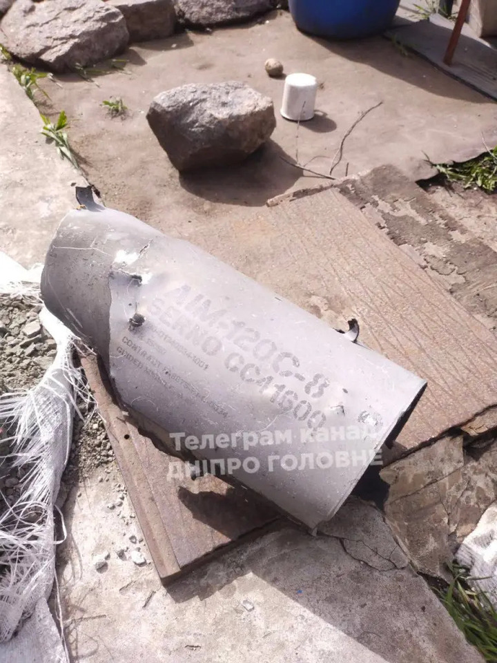 Hình ảnh mảnh vỡ của tên lửa AIM-120C-8 được tìm thấy sau cuộc tấn công của Nga vào Dnipro. (Ảnh: Dnipro Main News)