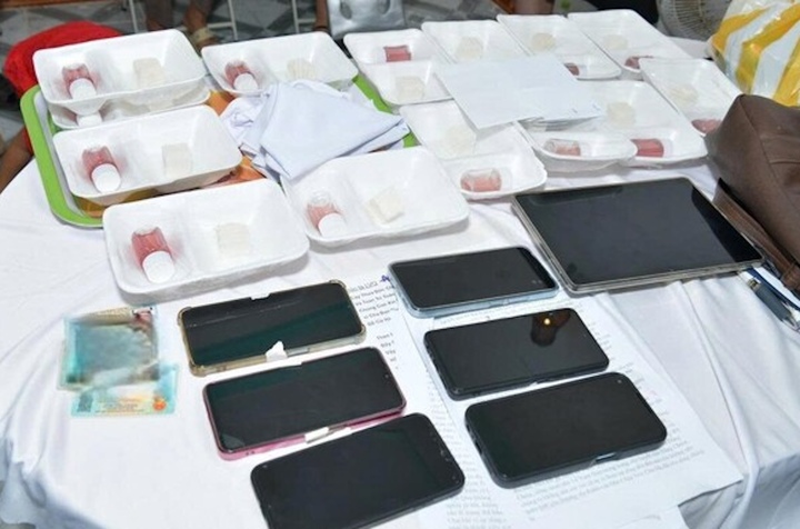 Nhiều tang vật, tài liệu liên quan đến hoạt động trong hội nhóm “Hội thánh của Đức Chúa Trời Mẹ” tại Quảng Trị. (Ảnh: CA)