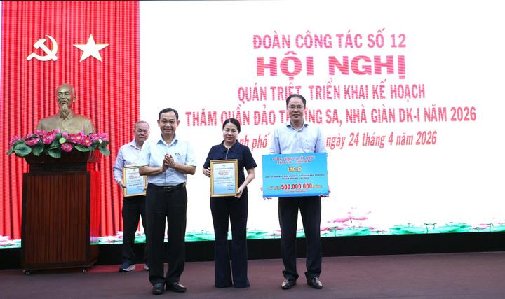 Đại diện Sawaco trao biểu trưng số tiền 500 triệu đồng cho Mặt trận Tổ quốc Việt Nam TP.HCM.