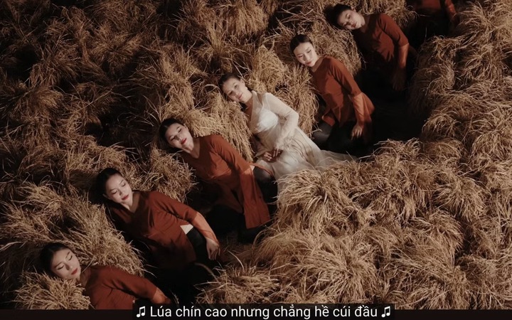 Lời hát gây tranh cãi trong MV mới của Hòa Minzy và Cẩm Ly.