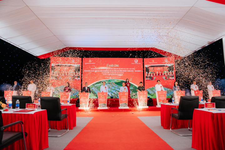 Các đại biểu thực hiện nghi thức khởi công dự án Khu công nghiệp Thanh Bình giai đoạn II.