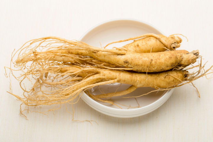 Hình dáng bên ngoài có thể gợi ý mức độ trưởng thành của củ sâm, nhưng không đủ để khẳng định chính xác đó là sâm 6 năm tuổi.